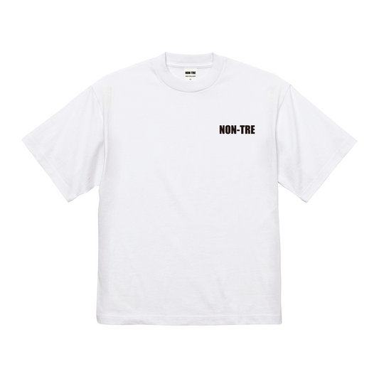 ホワイト生地。左胸にワンポイントでブランドロゴであるNON-TREをブラックカラーでプリントした半袖Tシャツ。