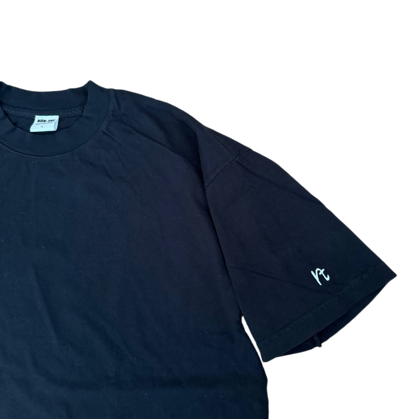 INITIAL LOGO TEE