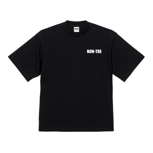 ブラック生地。左胸にワンポイントでブランドロゴであるNON-TREをホワイトカラーでプリントした半袖Tシャツ。