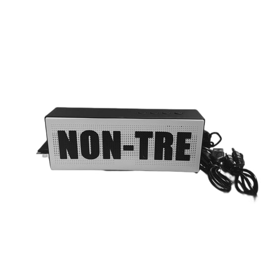 ブランドロゴであるNON-TREを大胆に入れ、持ち運び可能な手頃のサイズのBluetooth SPEAKER。USB充電器ケーブル付属 。